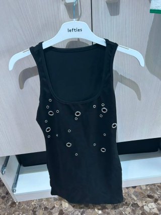 Vestido negro con ojales