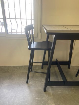 Mesa alta negra IKEA y 2 sillas altas