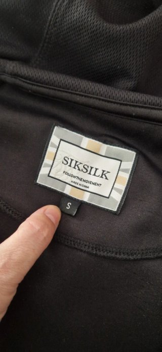Chaqueta SikSilk Negra con Logo Dorado