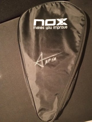 Funda pala pádel firmada por Tapia