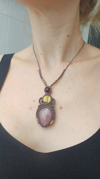 Colgante en macramé con cuarzo rosa
