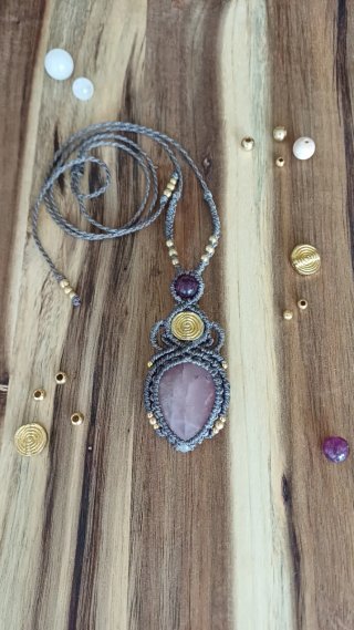Colgante en macramé con cuarzo rosa