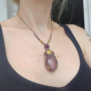 Colgante en macramé con cuarzo rosa