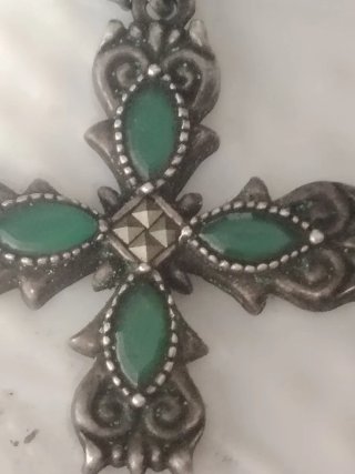 Colgante Cruz Antigua con Piedras Verdes