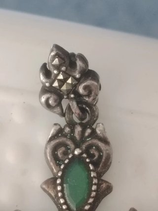 Colgante Cruz Antigua con Piedras Verdes