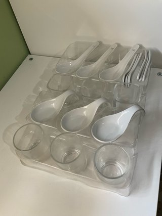 Juego de vasos y cucharas para aperitivos
