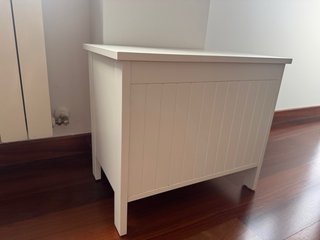 Perchero de madera y banco de almacenaje a juego