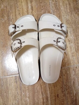 Sandalias Bershka planas con hebillas