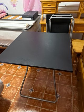 Mesa auxiliar negra + 2 sillas