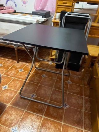 Mesa auxiliar negra + 2 sillas