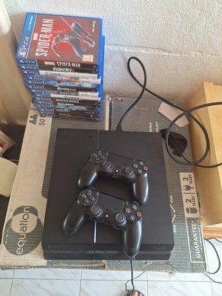PS4 con 2 mandos y juegos