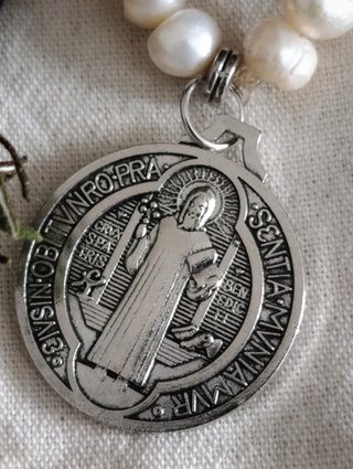 Pulsera Perlas y Medallón San Benito