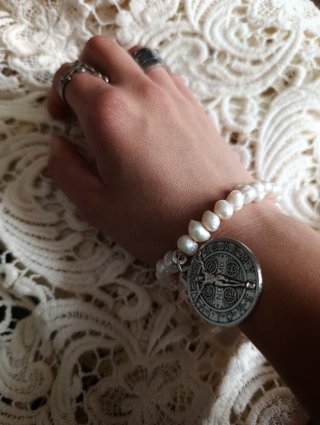 Pulsera Perlas y Medallón San Benito