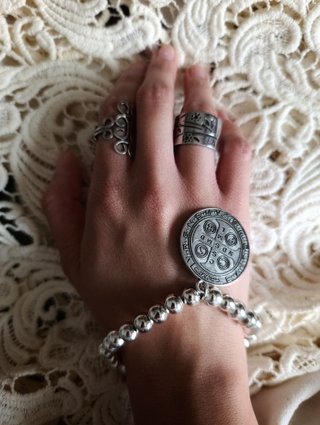 Pulsera Perlas y Medallón San Benito