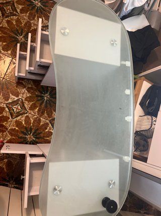 Mesa de manicura con cristal curvo