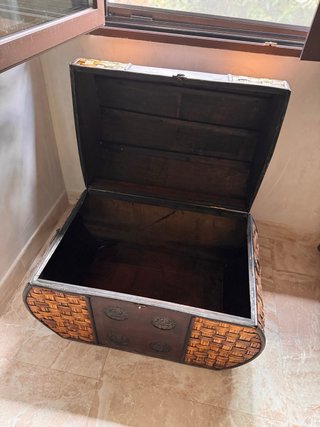 Baúl de madera con detalles