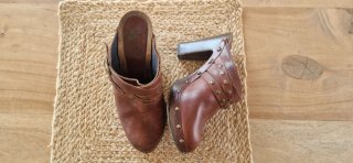 Zuecos de piel con tacón de madera y tachuelas
