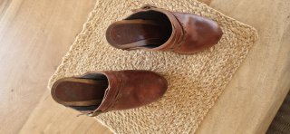 Zuecos de piel con tacón de madera y tachuelas