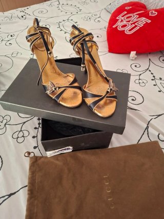 Sandalias y Bolso Gucci Negro y Dorado