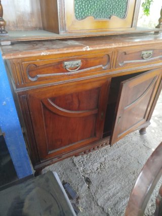 Mueble alacena de madera con cristal verde