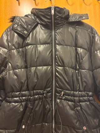 Chaqueta plumón negra con capucha