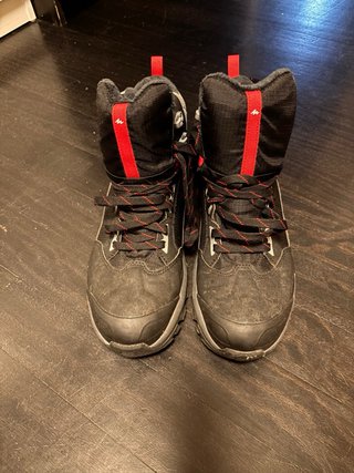 Botas de montaña Quechua negras y rojas