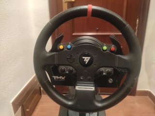 Volante Thrustmaster TMX con pedales y soporte.