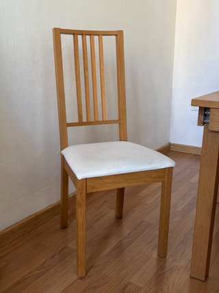 Mesa de comedor y 4 sillas de madera