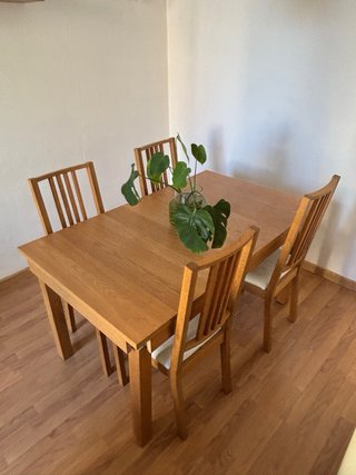 Mesa de comedor y 4 sillas de madera