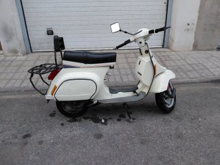 Vespa Blanca Scooter