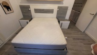 Dormitorio completo: cama, mesitas y cabecero