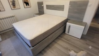Dormitorio completo: cama, mesitas y cabecero