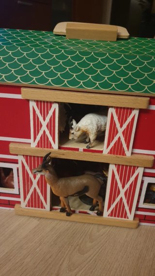 Granja de madera con animales