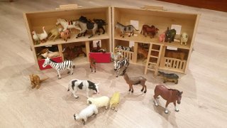 Granja de madera con animales