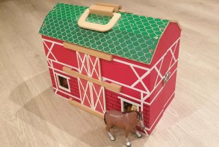 Granja de madera con animales