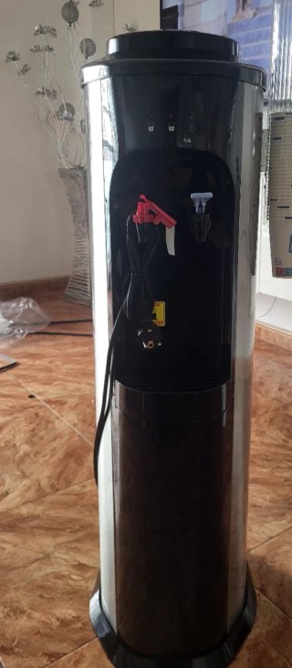 Dispensador de agua fría utilizado tres días está