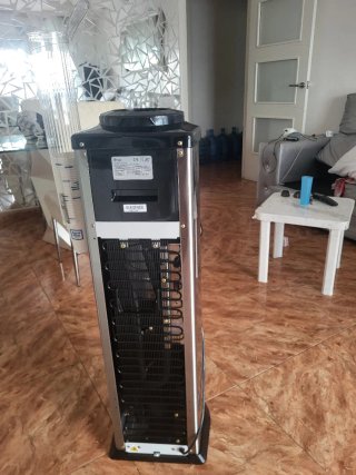 Dispensador de agua fría utilizado tres días está