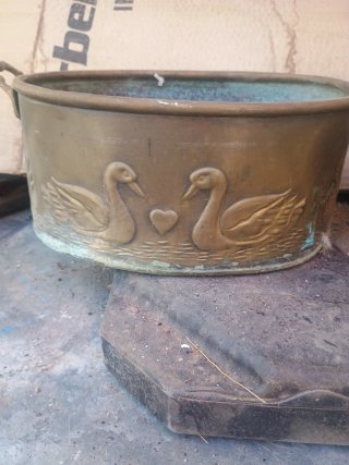 Maceteros antiguos de latón con cisnes