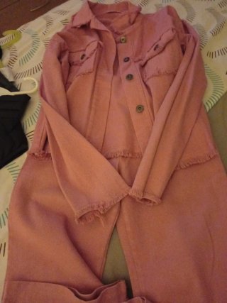 Chaqueta rosa deshilachada mas pantalon