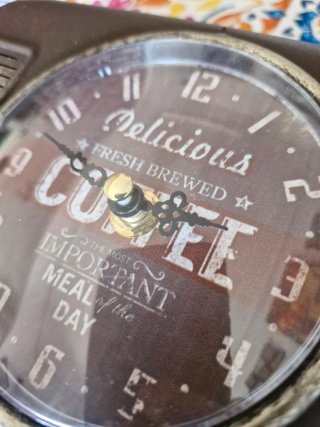 Reloj de metal estilo radio antigua