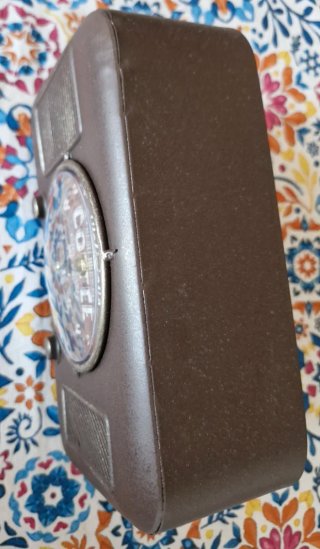 Reloj de metal estilo radio antigua