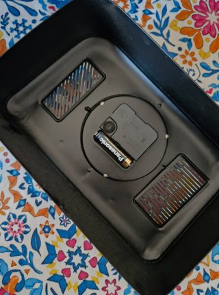 Reloj de metal estilo radio antigua