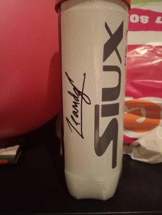 Bote bolas pádel Siux firmado por Ausburger