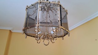 Lámpara de techo dorada con cristal
