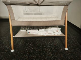 Cuna de bebé con mosquitera