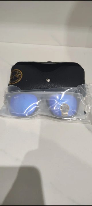 Gafas de sol Ray-Bán negras y azules