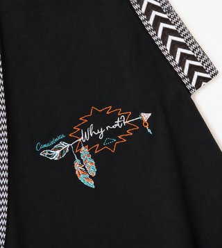 Nueva con etiqueta Camiseta negra bordada