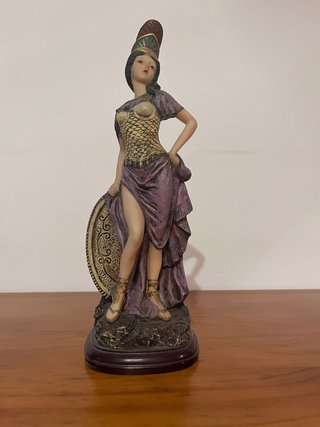 Figura decorativa guerrera morada y dorada