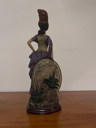 Figura decorativa guerrera morada y dorada
