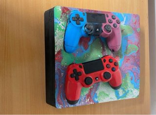 Consola PS5 con mandos personalizados